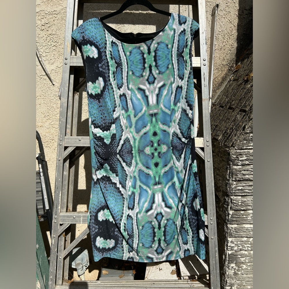 WATER-LIKE PRINT IN BLUES AND GREENS WITH BACK ZIPPER, CAP SLEEVES SZ M